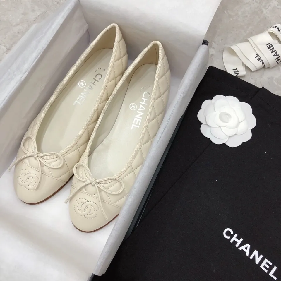 👟👟Ex-factory price 440👟👟 Chanel has been upgrading Chanel shoes ~ 2021ss top version HK overseas purchasing original cut at 1:1 Chanel Chanel Eternal Classic Bow Round Toe Ballet Shoes There are not many good quality, truly no pressure to enter and exit the counter. Regardless of the last type, leather material selection, and manufacturing process, they are all genuine craftsmanship and very sophisticated. ◾️Fabric: Mixed sheepskin imported from Italy ◾️Lining: Imported sheepskin (sweat-absorbent and soft) ◾️Sole: Italian special A-grade genuine leather sole (not ordinary thin sole in the market) ◾️Size: 35-39 [34 40 41 42 43 customization is not returnable]